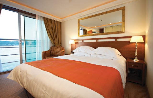 Una de las confortables cabinas con balcón francés a bordo del AmaCello CRUCEROS FLUVIALES DE LUJO AMAWATERWAYS CRUCEROS AMACELLO CRUCEROS FLUVIALES DE LUJO AMAWATERWAYS CRUCEROS AMAWATERWAYS LUXURY RIVER CRUISES
